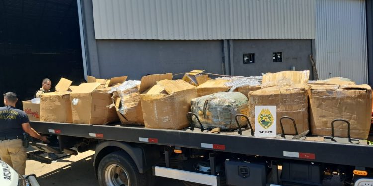 PM descobre carga irregular escondida em carreta com recicláveis em Foz do Iguaçu