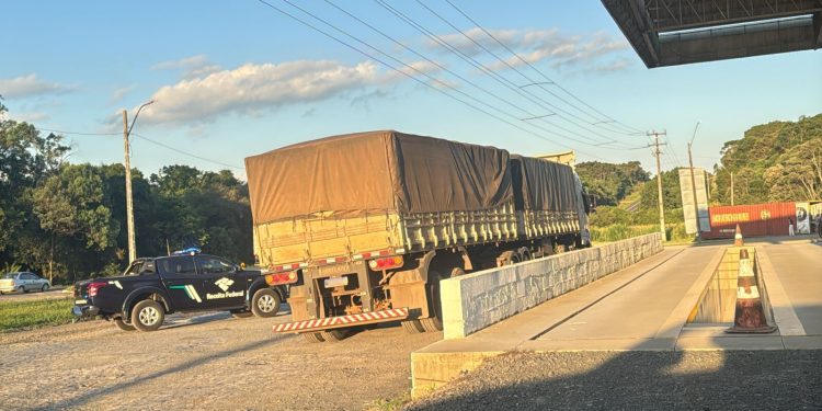 Carga milionária: caminhão que saiu da fronteira é interceptado com 2,3 toneladas de maconha