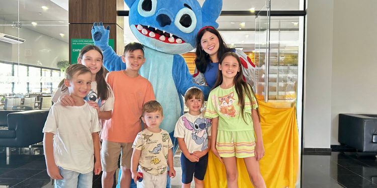 Personagens do Dreams Park Show recepcionam turistas no aeroporto de Foz do Iguaçu