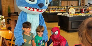 Personagens do Dreams Park Show recepcionam turistas no aeroporto de Foz do Iguaçu