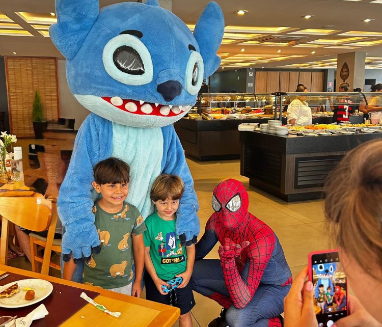 Personagens do Dreams Park Show recepcionam turistas no aeroporto de Foz do Iguaçu