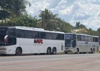 PF e Receita Federal apreendem dois ônibus com mercadorias