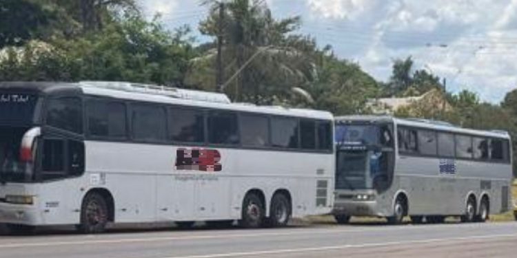 PF e Receita Federal apreendem dois ônibus com mercadorias