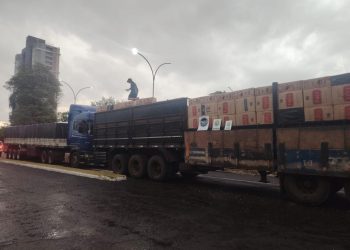 Operação integrada apreende dois caminhões com carga milionária de cigarros contrabandeados