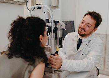 Uso excessivo de telas e redução das piscadas podem prejudicar a saúde dos olhos