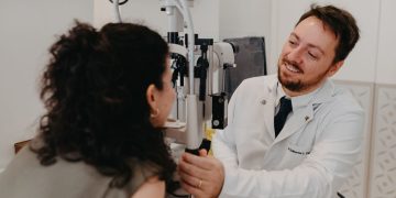 Uso excessivo de telas e redução das piscadas podem prejudicar a saúde dos olhos