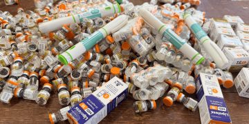 Receita Federal apreende medicamentos emagrecedores e eletrônicos em ônibus na BR-277