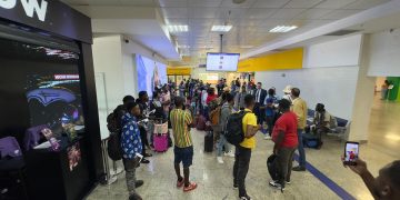 Foz acolhe haitianos em voo fretado e coordena encaminhamento para outras regiões do país