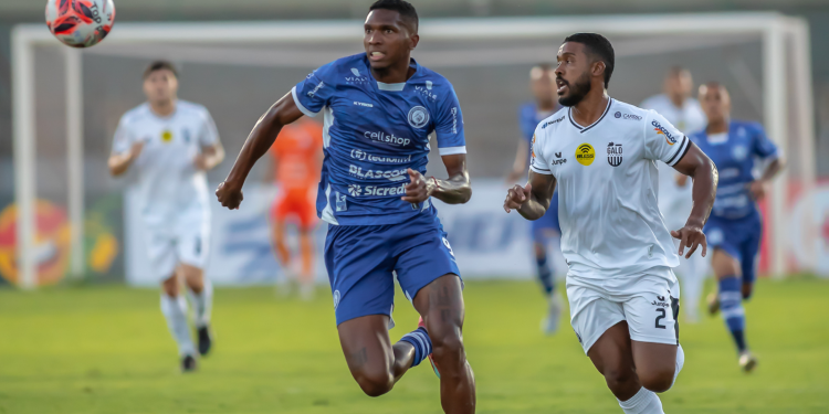Foz do Iguaçu Futebol Clube perde para o Galo Maringá no estádio Willie Davids
