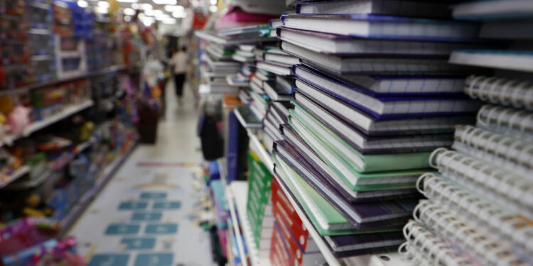 Procon de Foz orienta pais sobre compra de material escolar e alerta para práticas abusivas em 2026