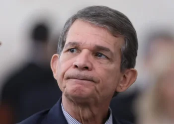 Prefeito trava leis de proteção a mulheres e crianças com veto em série