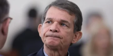 Prefeito trava leis de proteção a mulheres e crianças com veto em série