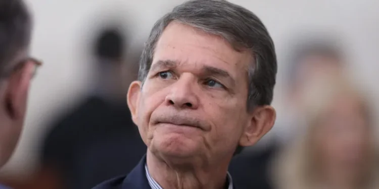 Prefeito trava leis de proteção a mulheres e crianças com veto em série