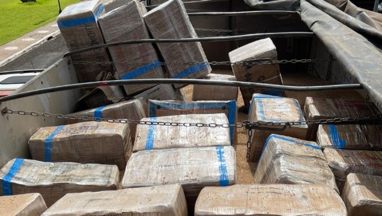 Polícia Federal prende motorista com 3,3 toneladas de maconha na BR-277