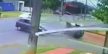 Motorista embriagado se envolve em acidente e veículo capota