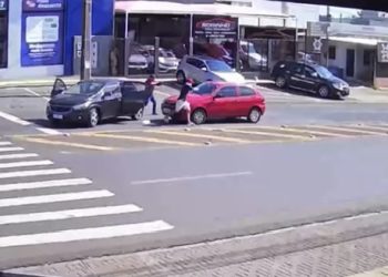 Câmera flagra assalto na Avenida República Argentina