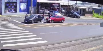 Câmera flagra assalto na Avenida República Argentina