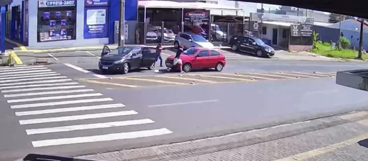 Câmera flagra assalto na Avenida República Argentina