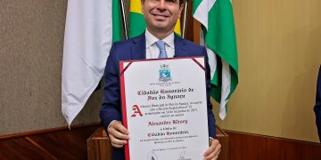 Alexandre Curi é homenageado em Foz e comenta disputa ao Governo