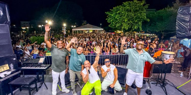 FozFolia 2026 segue nesta segunda com blocos tradicionais e show do ImaginaSamba