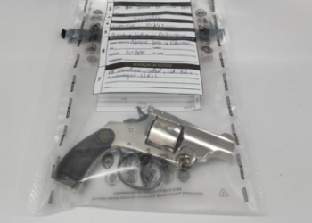 Funcionários encontram revólver no banheiro da rodoviária e chamam a PM