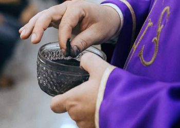 Igrejas celebram Quarta-feira de Cinzas e dão início à Quaresma; confira os horários