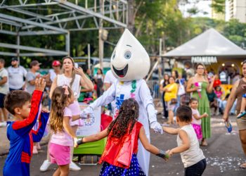 Carnaval da Saudade marca terceiro dia do FozFolia e reúne 10 mil pessoas na Praça da Paz