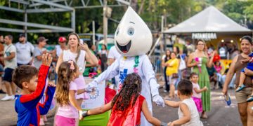 Carnaval da Saudade marca terceiro dia do FozFolia e reúne 10 mil pessoas na Praça da Paz