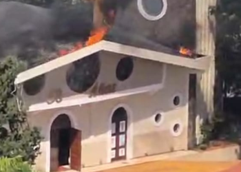 Incêndio atinge Catedral San Blas em Ciudad del Este nesta segunda-feira, 09