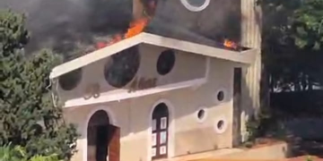 Incêndio atinge Catedral San Blas em Ciudad del Este nesta segunda-feira, 09