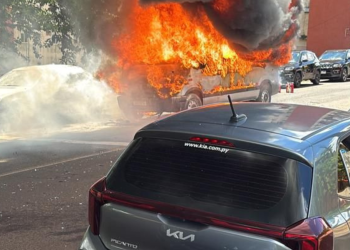 Van pega fogo e incêndio atinge outros três veículos na Vila Portes