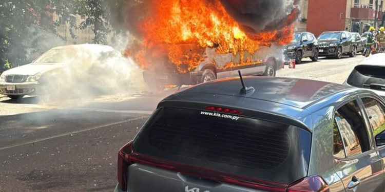 Van pega fogo e incêndio atinge outros três veículos na Vila Portes