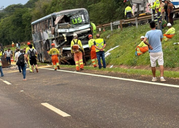 Acidente entre caminhão e ônibus bloqueia trecho da BR-277 em São Miguel do Iguaçu