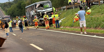 Acidente entre caminhão e ônibus bloqueia trecho da BR-277 em São Miguel do Iguaçu
