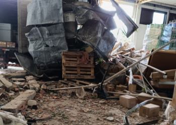 Ônibus escolar invade depósito e deixa três feridos em Medianeira