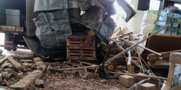 Ônibus escolar invade depósito e deixa três feridos em Medianeira