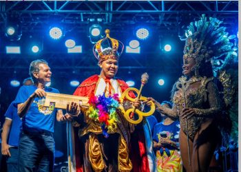 Avenida JK vira palco do Carnaval e FozFolia reúne milhares na abertura