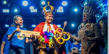 Avenida JK vira palco do Carnaval e FozFolia reúne milhares na abertura