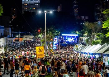 FozFolia 2026 arrasta milhares de foliões para a Avenida JK