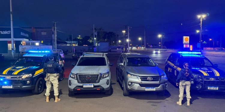 Caminhão cegonha é abordado na BR-277 e PRF encontra veículos furtados