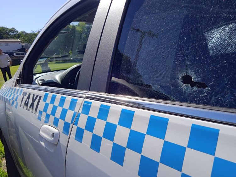 Por poucos centímetros: taxista escapa da morte durante assalto em Foz do Iguaçu