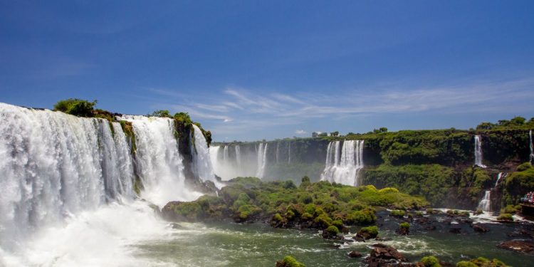 Foz do Iguaçu entra no top 10 dos melhores destinos da América do Sul em ranking internacional  Cidade aparece na 10ª colocação do Travellers’ Choice 2026, do Tripadvisor, que avalia destinos com base na experiência de milhões de viajantes  Foz do Iguaçu está entre os Melhores Destinos da América do Sul no ranking Travellers’ Choice 2026, divulgado pelo Tripadvisor, uma das maiores plataformas de pesquisa e avaliação de viagens do mundo. A cidade paranaense ocupa a 10ª posição na lista, que reconhece destinos de excelência a partir de milhões de avaliações feitas por viajantes ao longo de 12 meses. Entre mais de 8 milhões de perfis analisados, menos de 1% alcança esse nível de reconhecimento.  Na relação sul-americana, o Brasil aparece com quatro destinos destacados: Gramado (3º lugar), Rio de Janeiro (5º), Natal (8º) e Foz do Iguaçu (10º). O resultado evidencia a diversidade turística do país, que reúne opções de turismo urbano, cultural, de lazer, natureza e praia.  Reconhecida internacionalmente como um dos principais ícones do turismo de natureza, Foz do Iguaçu tem como principal cartão-postal as Cataratas do Iguaçu, Patrimônio Mundial Natural da Unesco. O conjunto de cerca de 275 quedas d’água, na fronteira entre Brasil e Argentina, segue encantando visitantes pela grandiosidade, força das águas e beleza cênica. Além disso, o destino oferece uma ampla variedade de atrativos, que incluem experiências na Mata Atlântica, passeios aquáticos, aéreos e opções em ambientes climatizados.  Para o presidente do Visit Iguassu, Wolney Biesdorf, o reconhecimento reforça o posicionamento internacional do destino. “Estar entre os Melhores Destinos da América do Sul no ranking Travellers’ Choice 2026 é motivo de grande orgulho para Foz do Iguaçu e para todo o trade turístico. Esse resultado reflete o trabalho conjunto do setor, o compromisso com a qualidade da experiência do visitante e a força dos nossos atrativos, especialmente as Cataratas do Iguaçu, que seguem encantando o mundo”, afirmou.