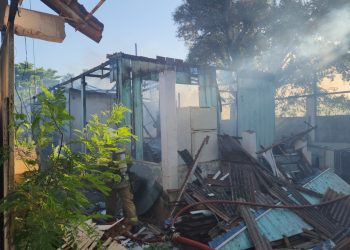 Incêndio destrói casa de madeira na Vila Paraguaia, em Foz do Iguaçu