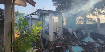 Incêndio destrói casa de madeira na Vila Paraguaia, em Foz do Iguaçu