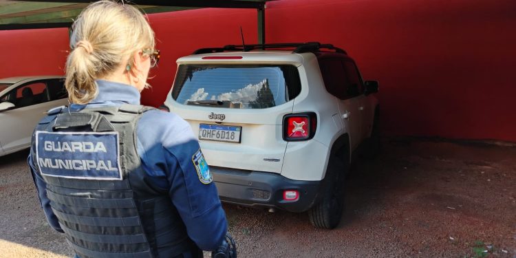 Carro roubado é recuperado pela Guarda Municipal na Avenida Brasil
