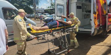 Motociclista fica ferido em acidente entre carro e moto na Avenida República Argentina