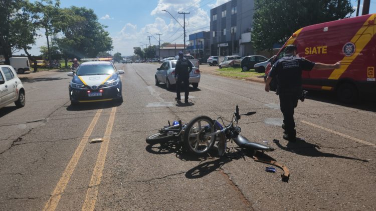 Motociclista fica ferido em acidente entre carro e moto na Avenida República Argentina