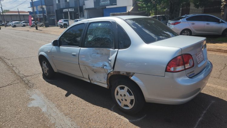 Motociclista fica ferido em acidente entre carro e moto na Avenida República Argentina