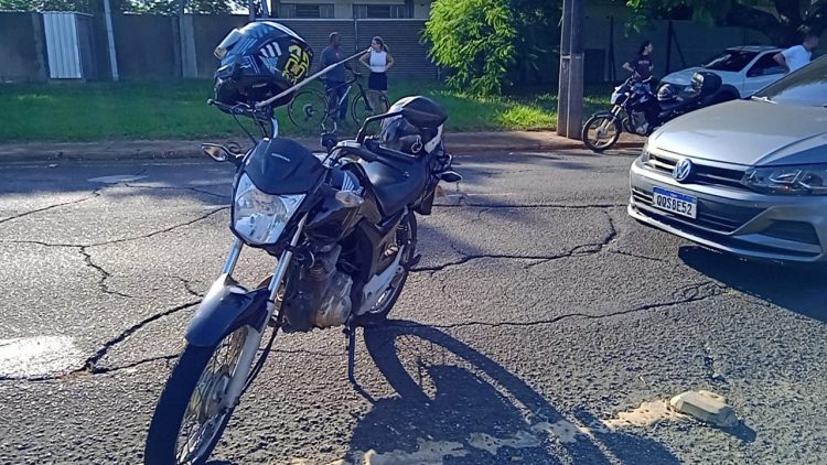 Acidente entre carro e moto deixa mulher ferida no encontro das avenidas Gramado e Garibaldi