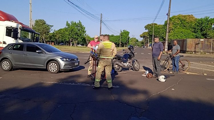 Acidente entre carro e moto deixa mulher ferida no encontro das avenidas Gramado e Garibaldi